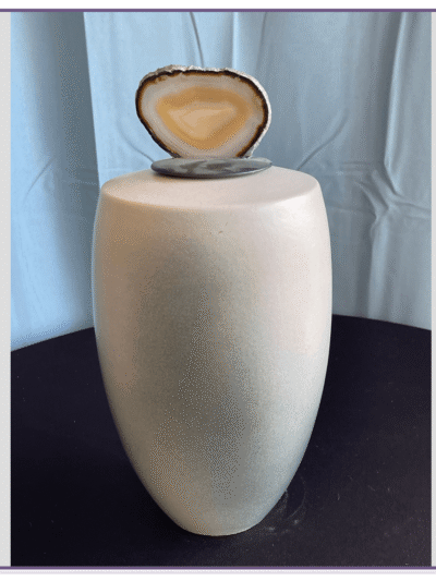 Stenen urn grijs met blauwe gloed